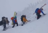 Dramatyczna akcja GOPR w rejonie Babiej Góry: turyści związani liną sprowadzeni do schroniska ZDJĘCIA