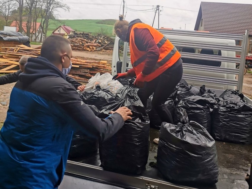 Pisz: Akcja "Nakręć się na pomaganie" nadal trwa. Zebrano już ponad 10 ton nakrętek (zdjęcia)