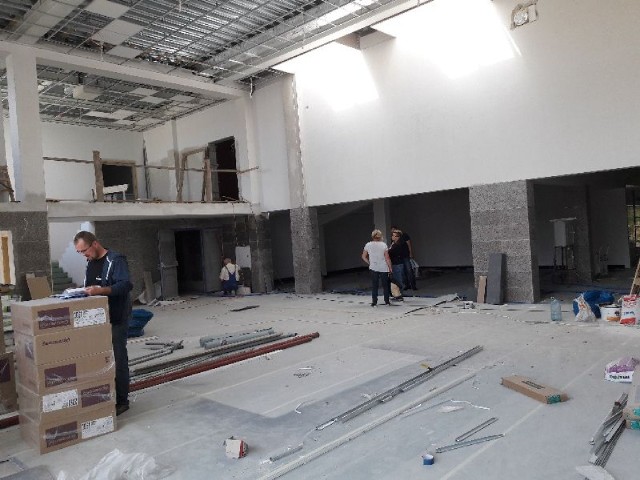 Wewnątrz nowej sali widowiskowo-kinowej w Iłży trwają prace wykończeniowe ścian i podłóg.
