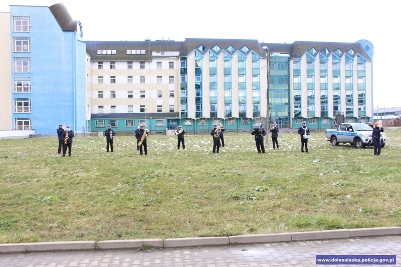 Wrocław: Policjanci zagrali dla dzieci pod oknami szpitala