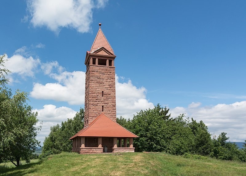 Kamienna wieża widokowa zbudowana w 1911 r., po remoncie z...