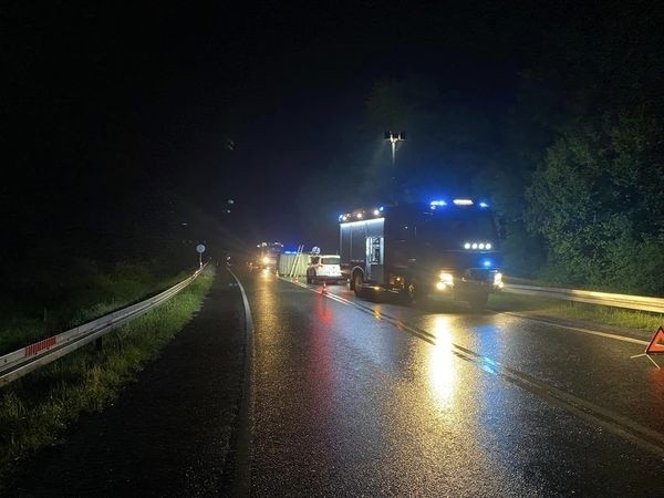 Nocny wypadek w Witowicach Dolnych. Na DK75 kierowca busa stracił panowanie nad pojazdem. Samochód uderzył w barierki. ZDJĘCIA