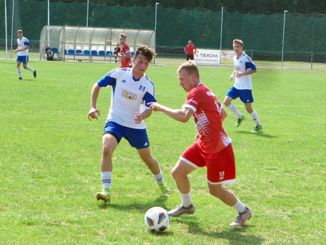 KS Wiązownica (czerwone stroje) wygrał sparing w Sieniawie.