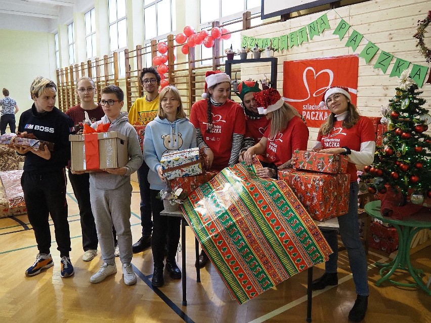 Finał Szlachetnej Paczki odbył się w Zespole Szkół Rzemiosła w Łodzi. Wolontariusze i uczniowie przygotowali świąteczne paczki dla 47 rodzin