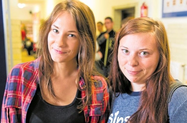 Paulina Grodzka (z lewej) i Izabella Jóźwiak, uczennice V LO, chętnie wybiorą się na salon maturzystów