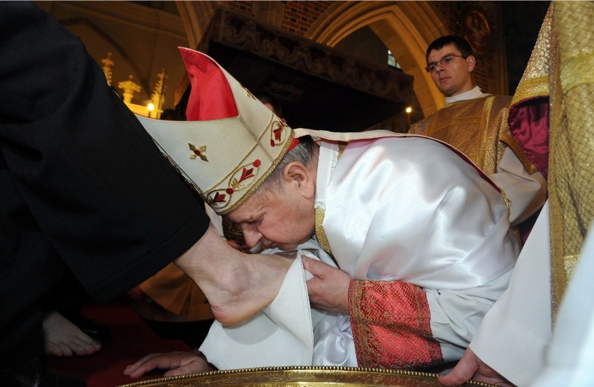 Wielki Czwartek 2010. Obrzęd obmycia nóg przez kardynała...