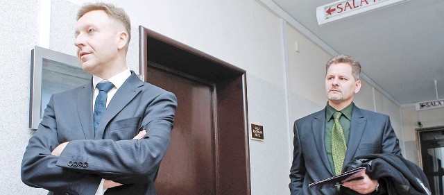 Wiesław Czurko i Jerzy Harłacz przed rozprawą w Sądzie Okręgowym w Koszalinie. 