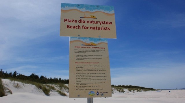 Na plaży dla naturystów obowiązuje regulamin, z którego wynika, że przebywając na plaży należy się rozebrać, ale nie wolno robić zdjęć, filmików, ani uprawiać seksu