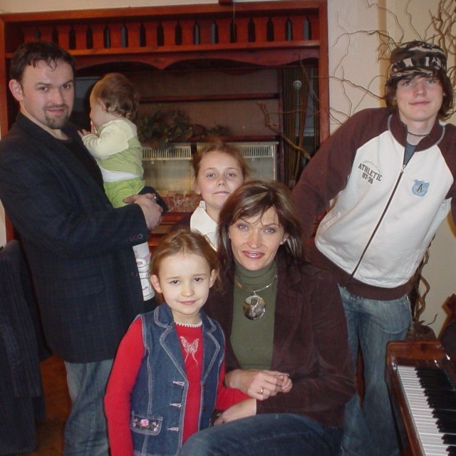 Z lewej Adam Bondarenko z 1,5-roczną córką Igą. Przy pianinie Beata Kasperowicz, przed nią Julia, córka Adama, za nią Magda. Z prawej stoi Damian.
