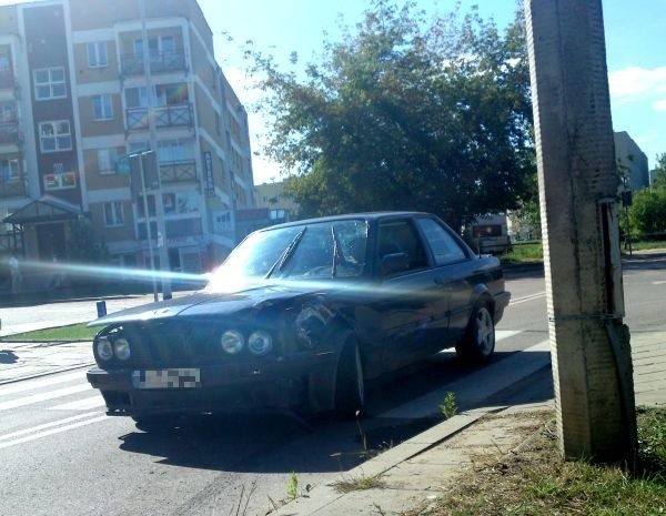 Widoczne na zdjęciu BMW uderzyło w drzewo. Kierowca wyszedł z wypadku bez obrażeń - napisał do nas Internauta.