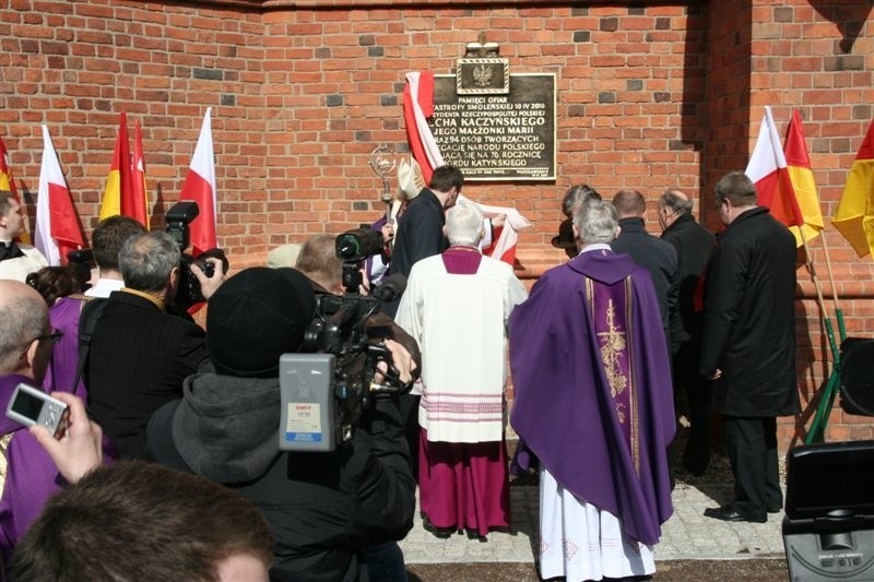 Odsłonięcie tablicy we Włocławku upamiętniającej ofiary smoleńskiej tragedii