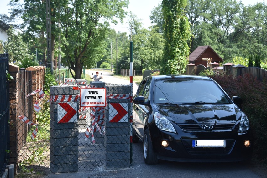 Płot na środku drogi w Rybniku! Właściciel postawił płot, bo...