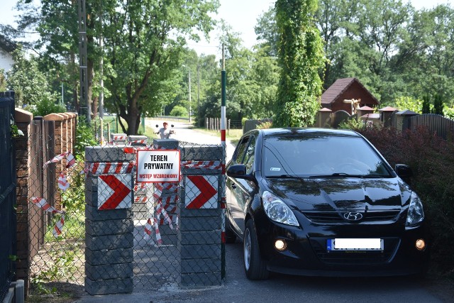 Płot na środku drogi w Rybniku! Właściciel postawił płot, bo droga biegnie przez jego działkę!