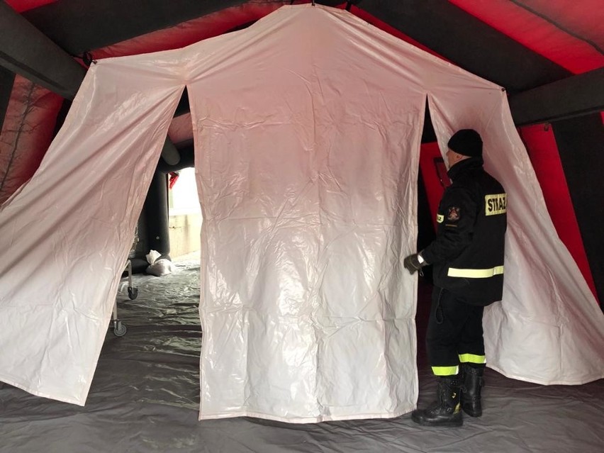 Przed szpitalem w Sandomierzu stanął namiot - to dodatkowa izba przyjęć. W obawie przed koronawirusem 