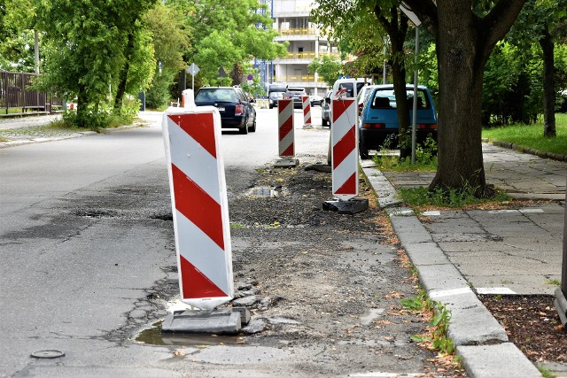 Opole Wschodnie. Zły stan ulicy Kośnego w Opolu. Kierowcy: "Zamiast naprawiać dziury stawiają tylko pachołki!"