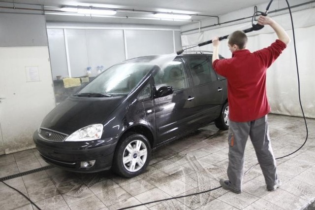 Mycie samochodu - nadwozie auta wymaga uwagi także latem - poradnik