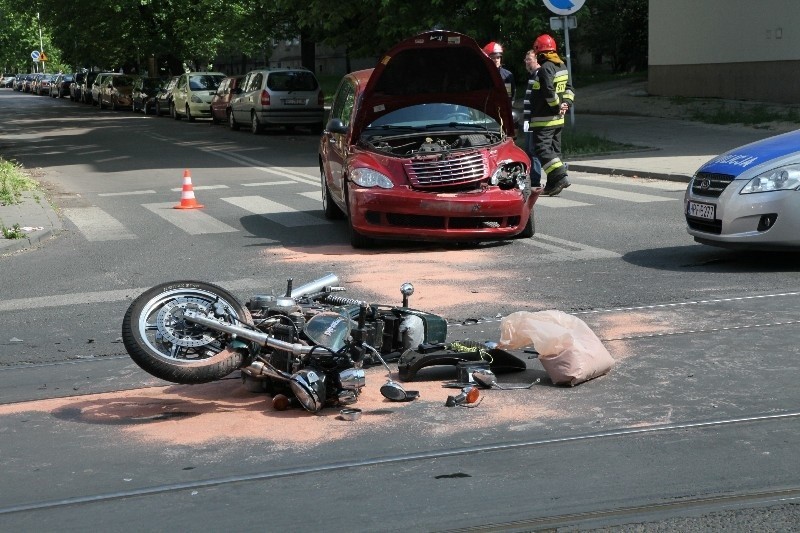 Wypadek na skrzyżowaniu ul. Pomorskiej z Wierzbową. Motocyklista zderzył się z autem
