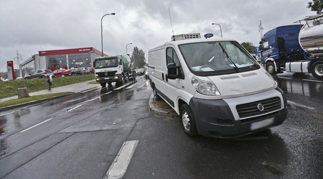 Do potrącenia 17-letniej dziewczyny doszło w piątek 17 czerwca na przejściu dla pieszych przy ul. Batorego w Zielonej Górze. Kobieta została potrącona przez kierującego fiatem ducato.Zobacz też: Kobieta potrąciła czterech chłopców w Zielonej Górze [ZDJĘCIA] Policja została zaalarmowana o kobiecie leżącej na przejściu dla pieszych. Kiedy na miejsce dotarła zielonogórska drogówka szybko okazało się, że to ofiara potrącenia. Obok stał fiat ducato, którego kierowca prawdopodobnie chcąc ominąć pieszą wjechał na wysepkę pośrodku jezdni.Karetka pogotowia ratunkowego zabrała potrąconą 17-latkę do szpitala. Policja ustala jak doszło do potrącenia.