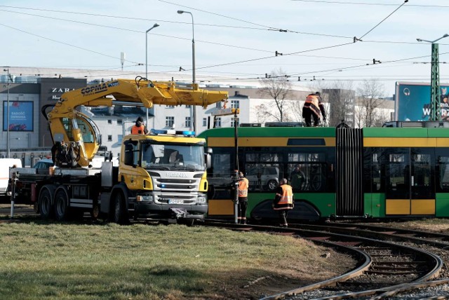 Przed godz. 9 wykoleił się tramwaj na rondzie Rataje.