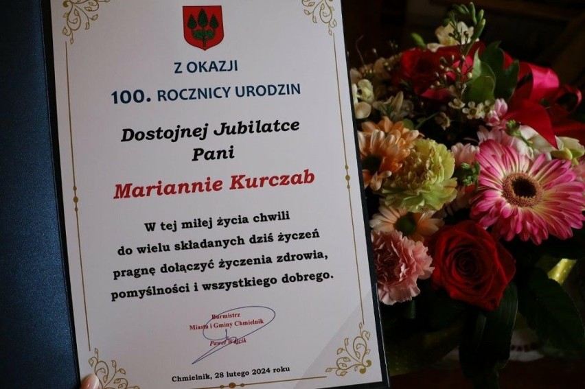 Marianna Kurczab z Sędziejowic, w gminie Chmielnik, skończyła sto lat! Pochodzi z długowiecznej rodziny, miała wspaniałe urodziny. Zdjęcia