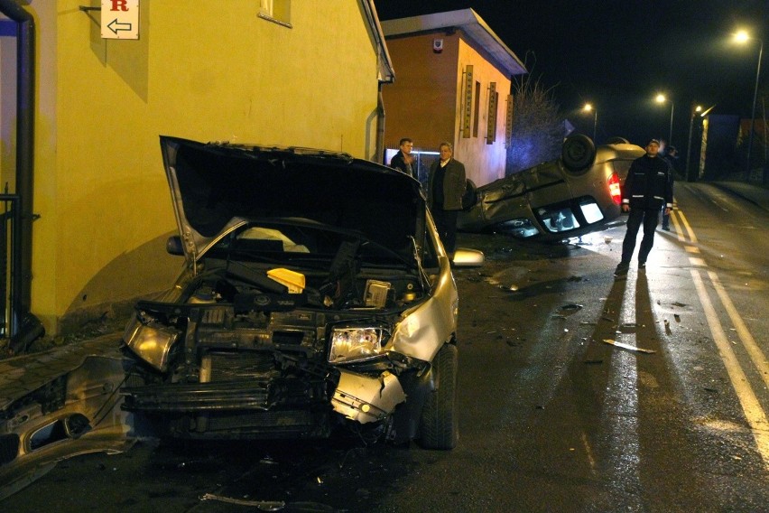 Groźny wypadek pod Obornikami Śląskimi. Samochód dachował po zderzeniu (ZDJĘCIA)