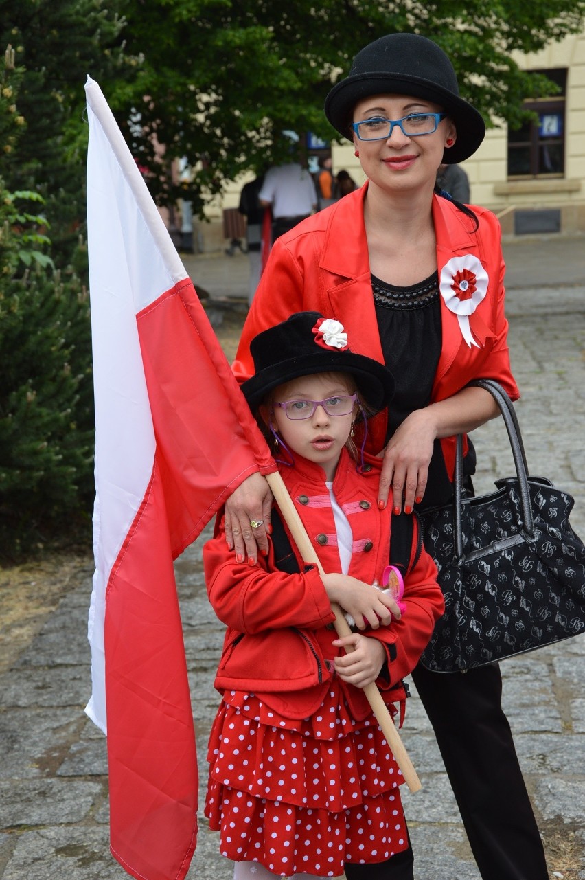 Myślenice. Święto Flagi - na Rynku zrobiło się biało-czerwono [ZDJĘCIA]