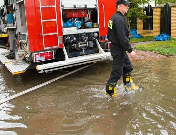 W miejscowości Bobrowniki woda zalała podwórka, wielu...
