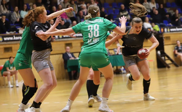 W meczu na szczycie pierwszej ligi Suzuki Korona Handball Kielce przegrała z Handballem Warszawa 22:32.