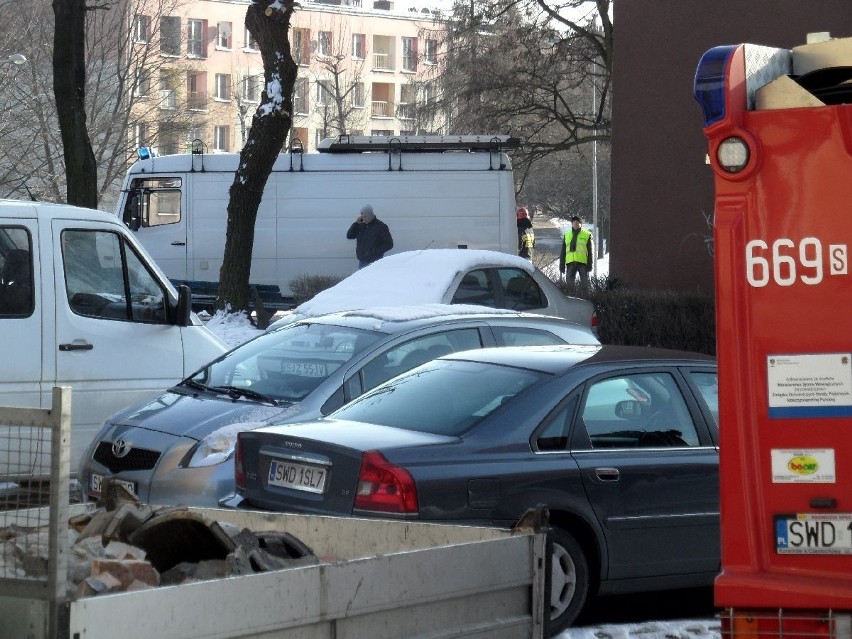 Alarm bombowy w Wodzisławiu Śl. Ewakuowano mieszkańców 10- piętrowego bloku [ZDJĘCIA]