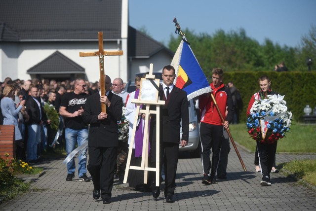 Pogrzeb Dawida Dziedzica z Knurowa odbył się w ciszy i skupieniu. Na pogrzeb 27-latka z Knurowa przyjechały wczoraj tysiące szalikowców z całego kraju. W jednym szeregu stali ci, którzy na co dzień nie pałają do siebie sympatią. Pogrzeb kibica Concordii Knurów połączył ich na chwilę w zadumie i spokoju. Policjanci byli przygotowani do odparcia szturmu. Tuż po pogrzebie zamieszek nie było.