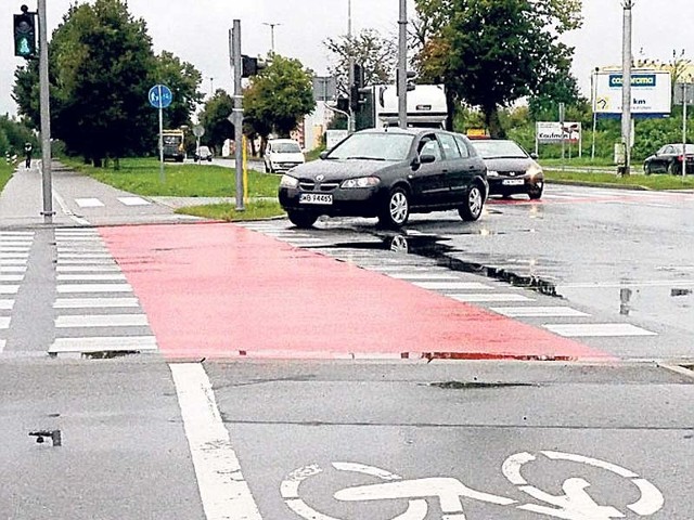 Po takich „pasach” rowerzysta przejechac może, ale nie zwalnia go to oczywiście  z rozwagi