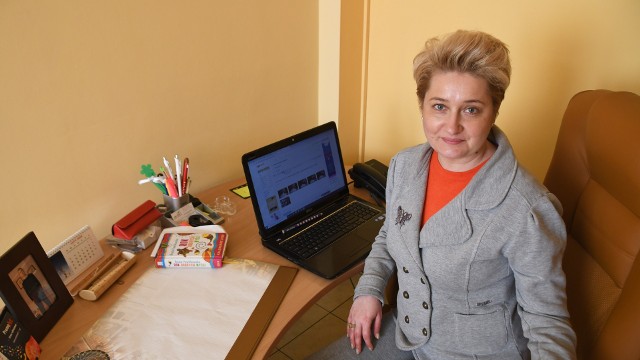 Dziś w naszym cyklu  Anna Żmudzińska, dyrektor Miejskiej Biblioteki Publicznej w Kielcach. Jak urządzony jest jej gabinet, czy przywiązuje wagę do jego wystroju? Czyje zdjęcie ma na swoim biurku? Gabinet pani dyrektor mieści się na osiedlu Bocianek. Swoją pracę zaczyna od godziny 7 przeglądając codzienną prasę - najbardziej lubi czytać „Echo Dnia” - potem spogląda na maile, a następnie rozpoczyna spotkania z ludźmi. Najpierw z własnymi pracownikami, omawiają przeróżne pomysły, aby biblioteka była przyjaznym miejscem dla każdego,  potem spotyka się z przedstawicielami różnych organizacji, przychodzi do niej mnóstwo osób, które chcą z nią współpracować. Takie rozmowy są najbardziej  inspirujące, z nich rodzi się wiele inicjatyw. W gabinecie pani Anna ma wiele prawdziwych skarbów.Prezentujemy je na kolejnych zdjęciach>>>>