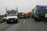 Wypadek na A4. Zderzyły się trzy busy i ciężarówka. Bus w rowie. Autostrada zablokowana