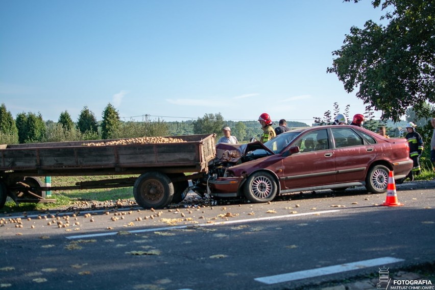 Wypadek w Siedleszczanach. Samochód uderzył w tył przyczepy z ziemniakami (ZDJĘCIA)