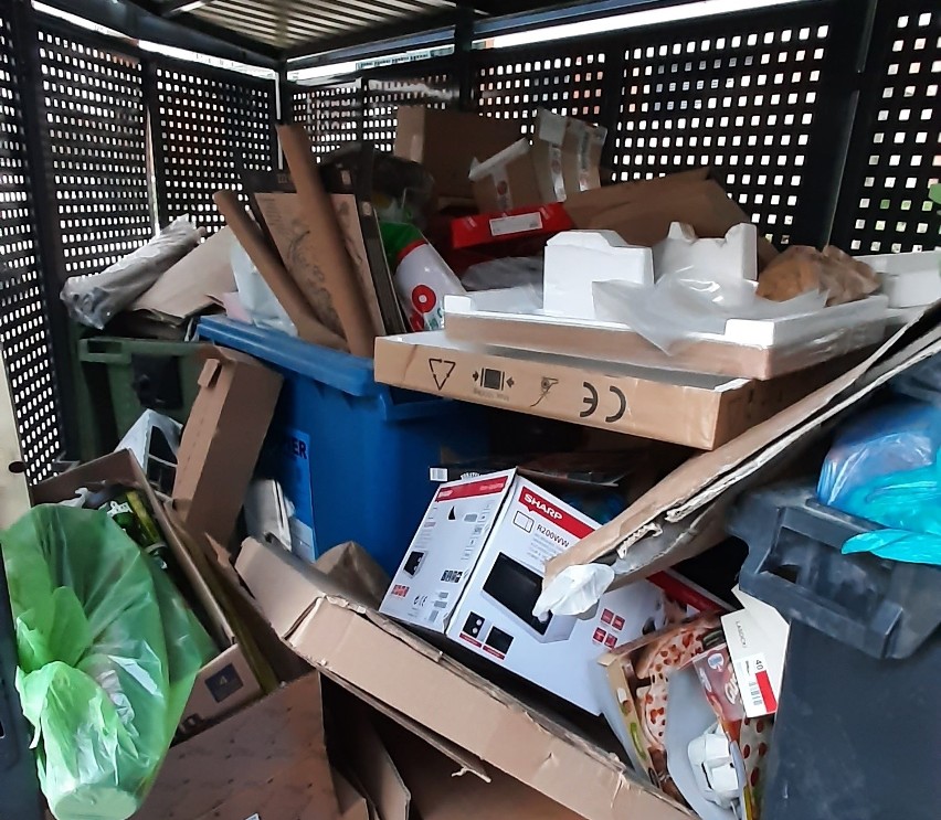 Mieszkaniec osiedla przekonuje, że śmieci nie były odbierane...
