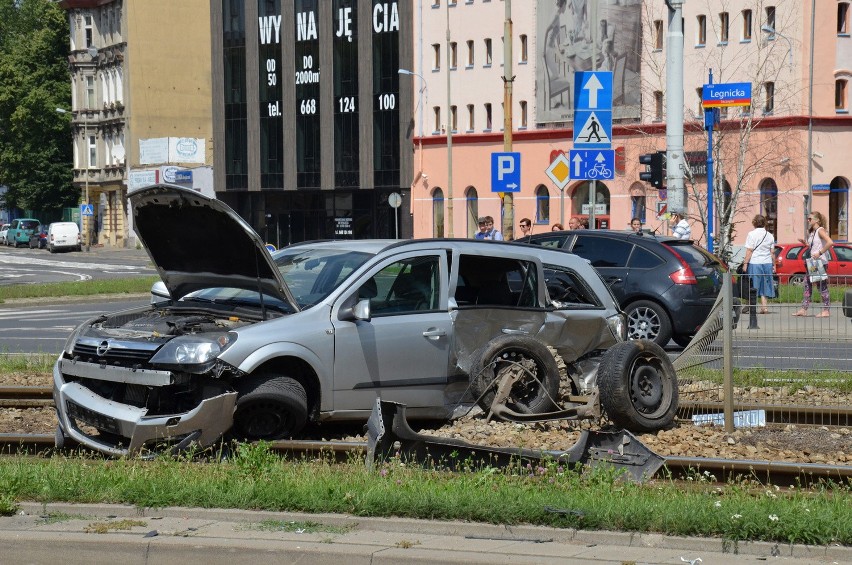 Wrocław: Wypadek na Legnickiej. Opel zablokował torowisko (ZDJĘCIA)