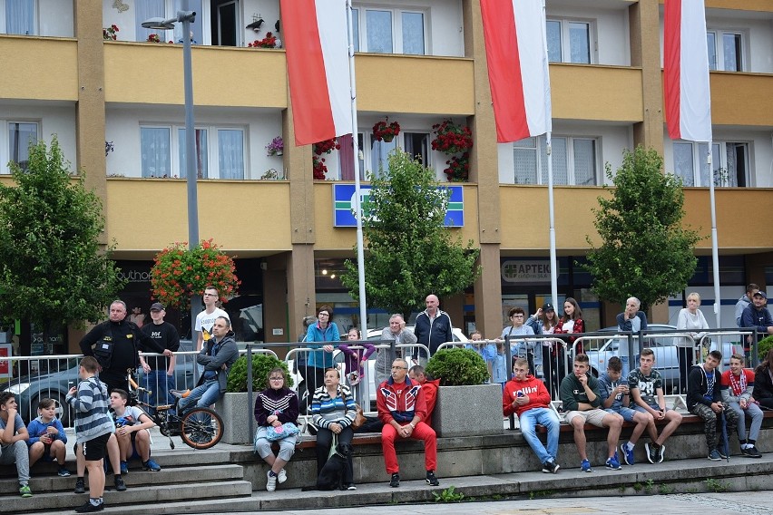 Gorlice. Garstka najwierniejszych kibiców przyszła na rynek, by oglądać ostatni mecz naszej reprezentacji. Nie ma szalików. Smutno...