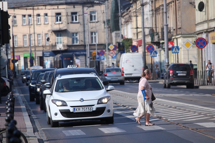 Wybraliśmy się na spacer ulicą Kalwaryjską, aby zobaczyć,...