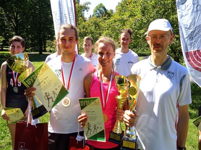 Anna Ławrenin (w środku) ma na koncie wiele biegowych sukcesów