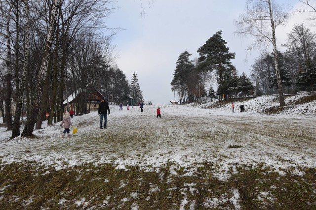 Tak wygląda najpopularniejszy stok narciarski w okolicy - ośrodek w Morsku. W tym roku nie ma tu tłumów narciarzy.