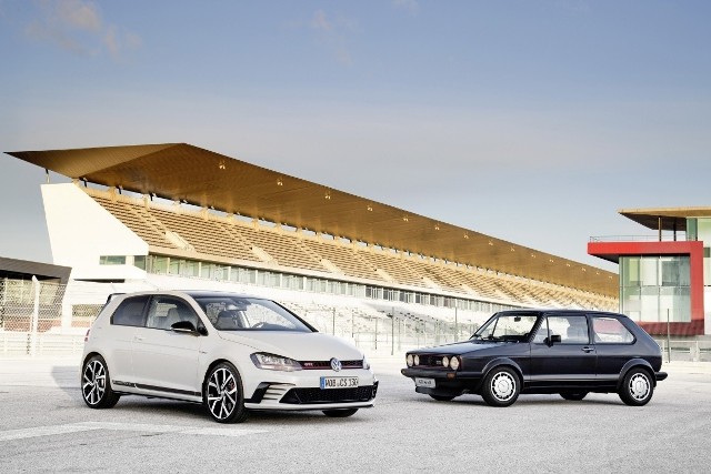 Golf GTI Pirelli i Golf GTI Clubsport. Do spotkania tych dwóch legendarnych aut doszło po raz pierwszy. Obydwa są modelami jubileuszowymi, obydwa opatrzono magicznymi literami GTI i mają specjalne elementy wystroju wnętrza / Fot. Volkswagen