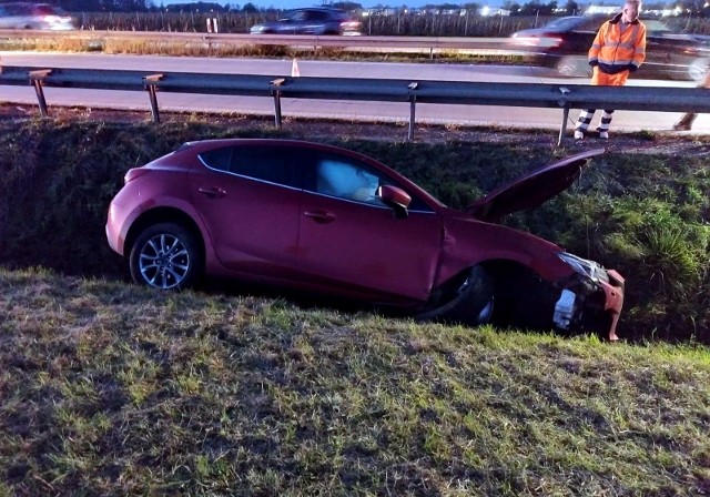 Do zdarzenia doszło przed węzłem Pietrzykowice na trasie do Wrocławia. Kierowca mazdy stracił panowanie nad kierownicą i samochód wypadł za bariery energochłonne.