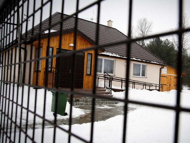 Odnowioną świetlicę w Wólce Ratowieckiej można jedynie podziwiać zza krat bramy. Placówka jest od kilku miesięcy zamknięta.