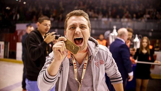 Krzysztof Dąbrowa dwa lata temu cieszył się ze złotego medalu hokeistów Comarch Cracovii