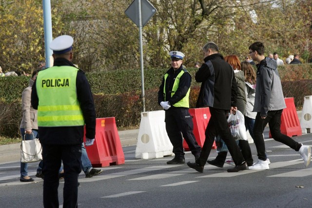 W okolicach cmentarzy pojawiły się policyjne patole