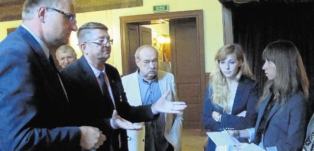 Tomasz Ożóg, Ryszard Majdzik,  Stanisław Skuta dyskutowali o planie z przedstawicielkami firmy