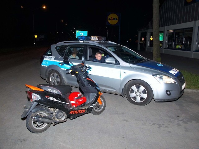 W niedzielę o godz 21:45 patrol białogardzkiej policji zauważył młodego mężczyznę jadącego motorowerem na ul. Połczyńskiej w Białogardzie