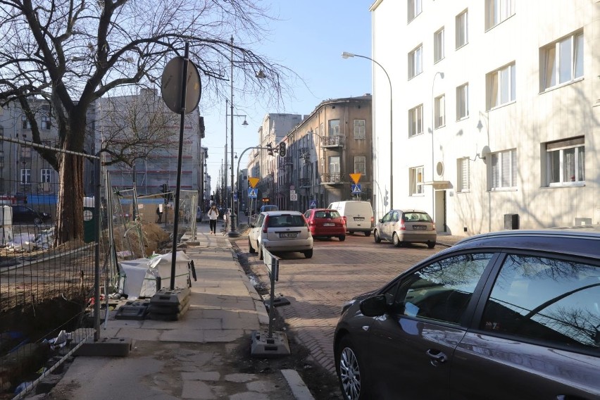 Oto jedno z najniebezpieczniejszych skrzyżowań w Łodzi. Rodzice boją się o dzieci. ZDJĘCIA