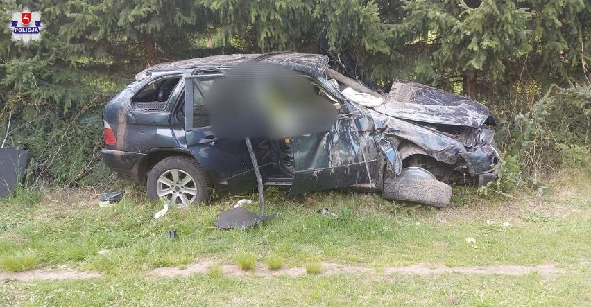 Pijany wsiadł za kierownicę BMW. Auto uderzyło w drzewo w powiecie lubartowskim