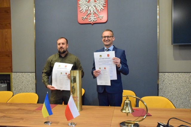 Burmistrz Pruszcza Gdańskiego i przedstawiciel władz Kupiańska podpisali umowę o współpracy partnerskiej miast